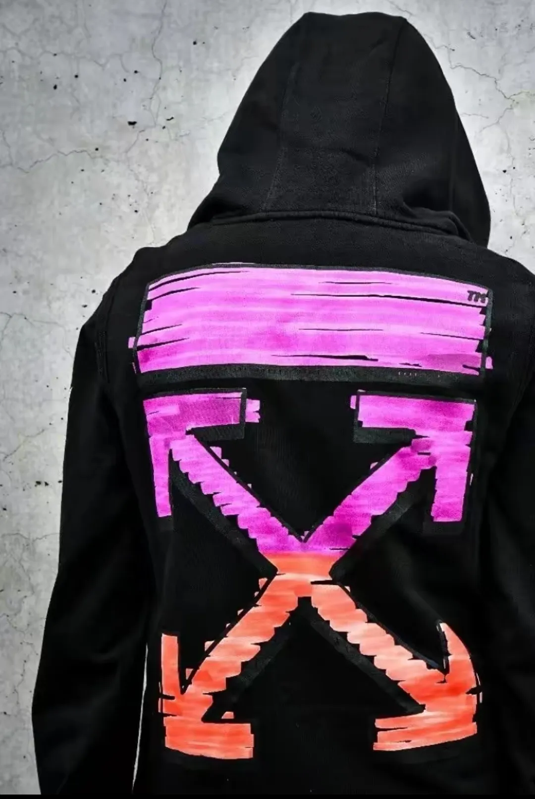 ♻️💯Upper body reference model picture❤️Top tested version OFFWHITE OW marker purple orange graffiti arrow male and female couple same style pure cotton loose pullover round neck zipper jacket sweatshirt hoodie The craftsmanship of this model can be said to be very difficult. There is a direct comparison between our home and many versions on the market. You can more clearly distinguish between good and bad just by looking at the prints. This printing uses Kornit's digital direct-injection process. The entire printing effect is like drawing lines with a marker pen. The imitation effect can achieve the same visual effect as the real thing. The main reason is that the color transition of this printing is too small, which makes it impossible to directly copy the pattern when scanning. The image must be manually enlarged more than 40 times, and then adjusted bit by bit to add a soft color (white) effect. The fabric is made of 480g large fish scale pure cotton terry dyed in a vat, which is a big launch and has a full drape. Full set of customized accessories, washed, labeled. Guaranteed to be the top product on the market.  Color: Black Size: XS-L P:390 Size chart